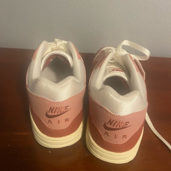 Nike Women's Athletic Shoes - Red and White Air Max 1 lady size 11 or men 9.5 - Picture 3 of 9